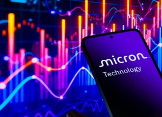 La carenza di componenti tecnologici persisterà poiché la domanda di intelligenza artificiale domina la produzione