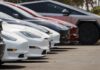 Tesla Судиться з Департаментом Транспортних засобів Каліфорнії через Напис «Самоврядний»