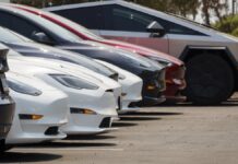 Tesla Судиться з Департаментом Транспортних засобів Каліфорнії через Напис «Самоврядний»