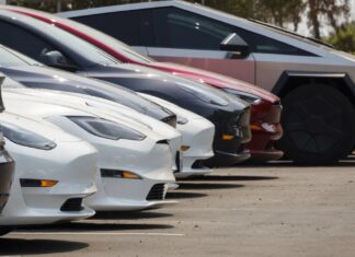 Tesla Судиться з Департаментом Транспортних засобів Каліфорнії через Напис «Самоврядний»