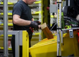 Tragedia al magazzino di Amazon in Oregon: le indagini seguono la morte di un lavoratore