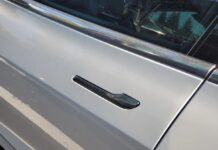 Чому висувні ручки Tesla можуть призвести до нових правил безпеки NHTSA